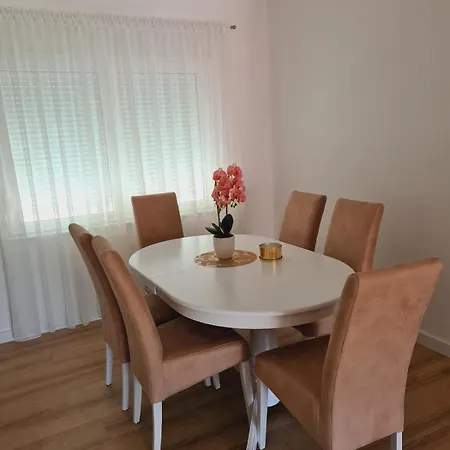 Gloria Villa *