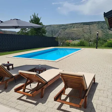 Gloria Villa *
